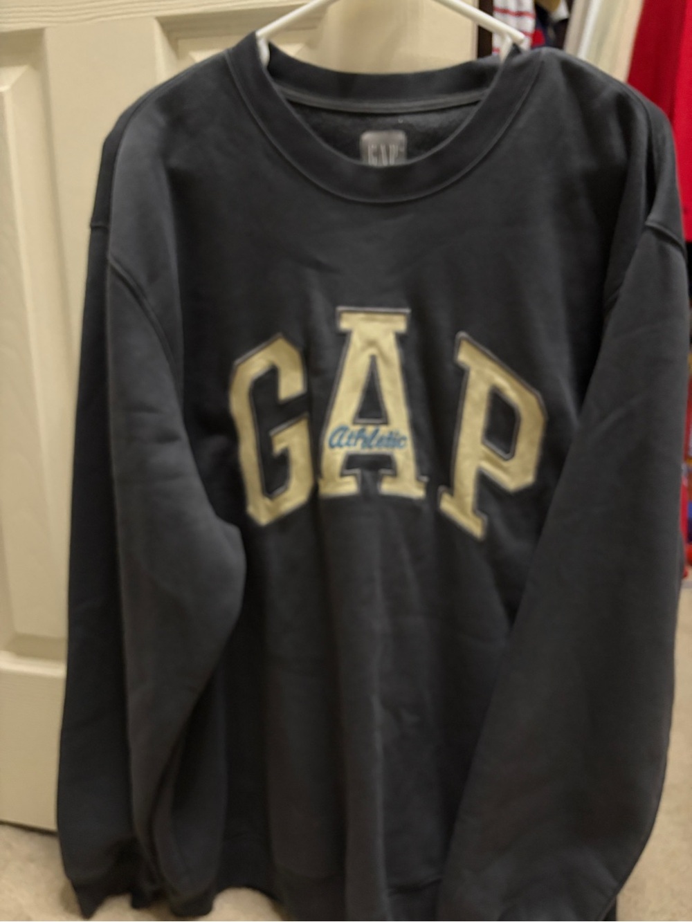 GAP Men’s  Crewneck Sweatshirt with Appliqué Logo
